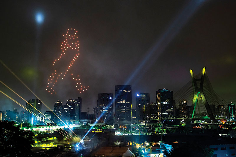 Show de drones com ícones de Johnnie Walker ganhou o céu de São Paulo, próximo à Ponte Estaiada 